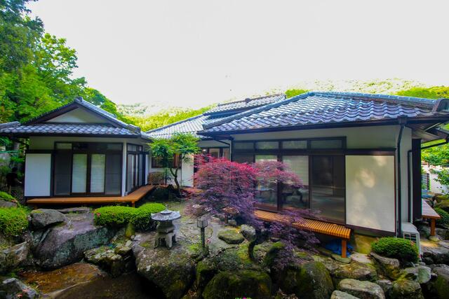 Traditional Japanese Home with Expansive Garden in Fukuoka