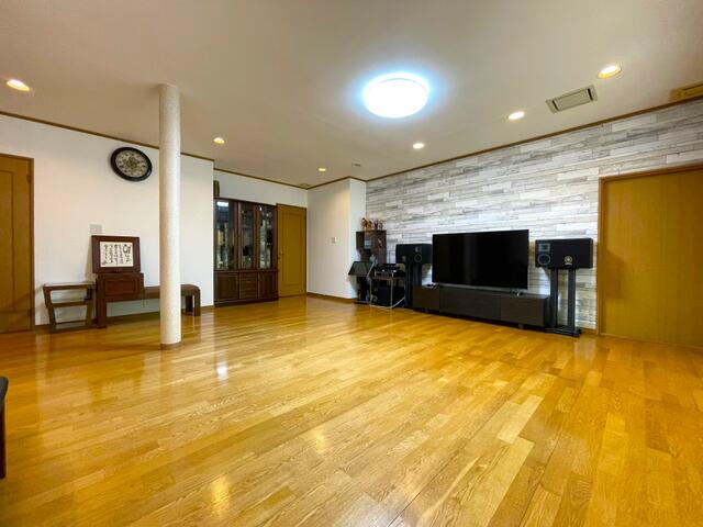 Traditional Japanese Home with Expansive Garden in Fukuoka
