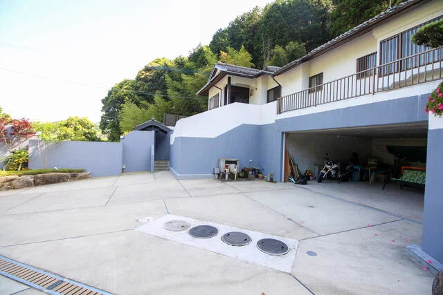 Traditional Japanese Home with Expansive Garden in Fukuoka