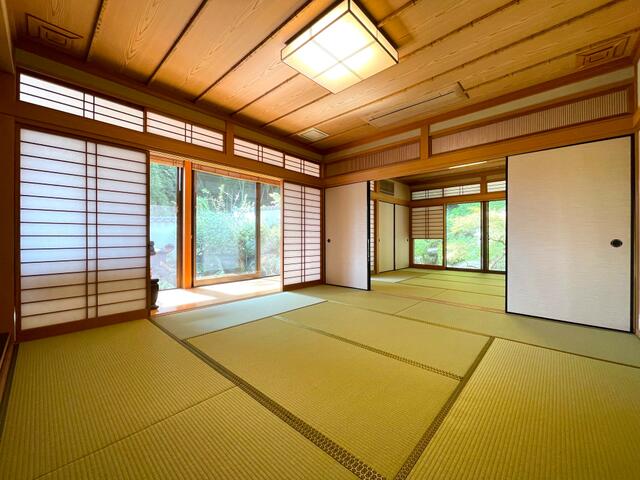 Traditional Japanese Home with Expansive Garden in Fukuoka