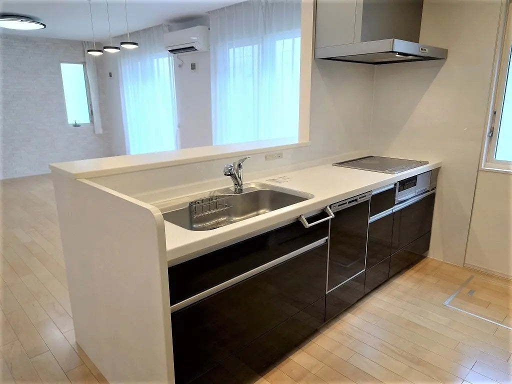 Elegant 2SLDK Home with Beautiful Natural Light – Perfect for Families!