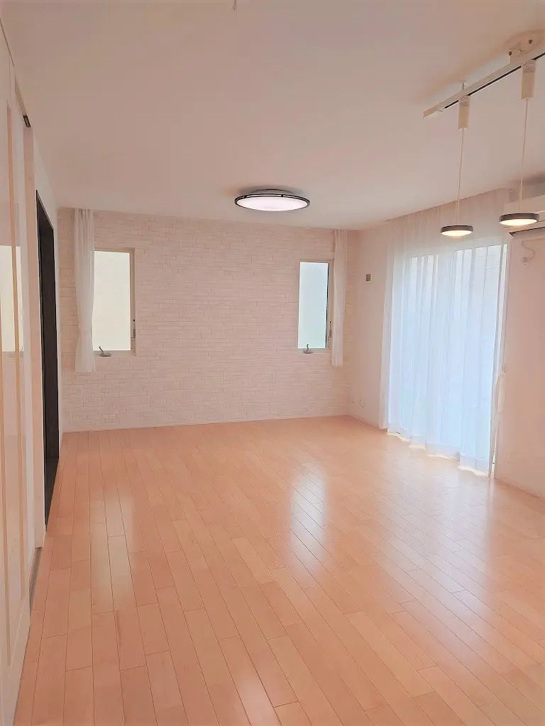 Elegant 2SLDK Home with Beautiful Natural Light – Perfect for Families!