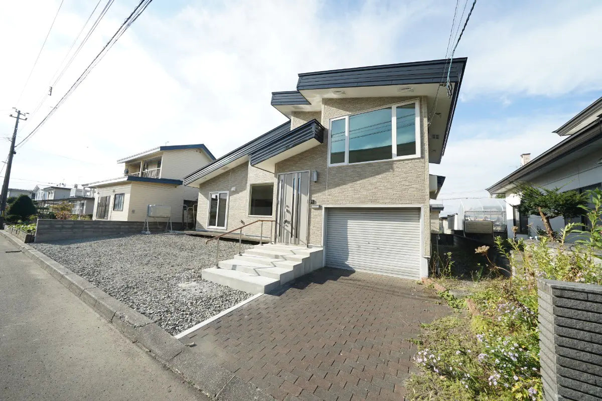 A Detached House Renovated in September 2024, Featuring a Spacious and Attractive Living Room