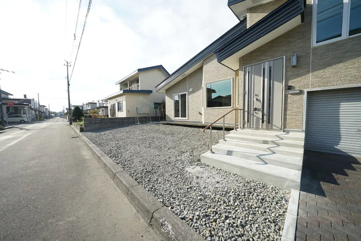 A Detached House Renovated in September 2024, Featuring a Spacious and Attractive Living Room