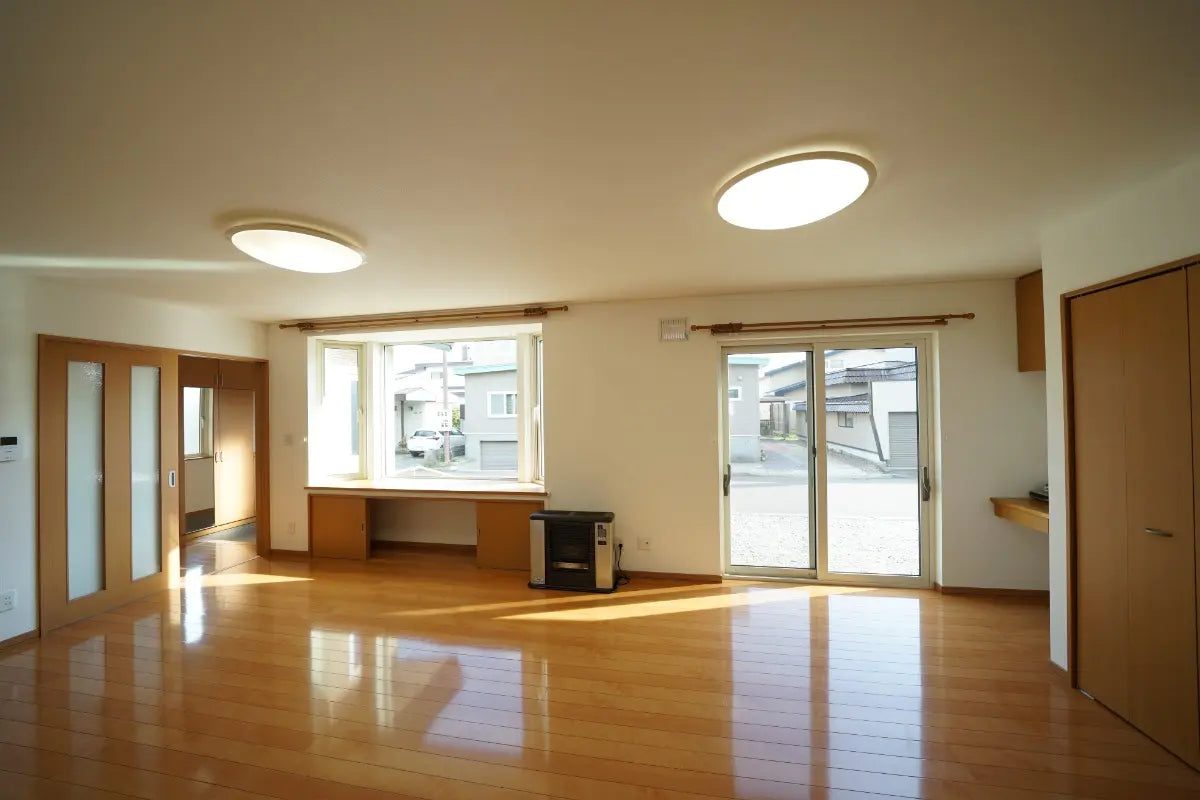 A Detached House Renovated in September 2024, Featuring a Spacious and Attractive Living Room