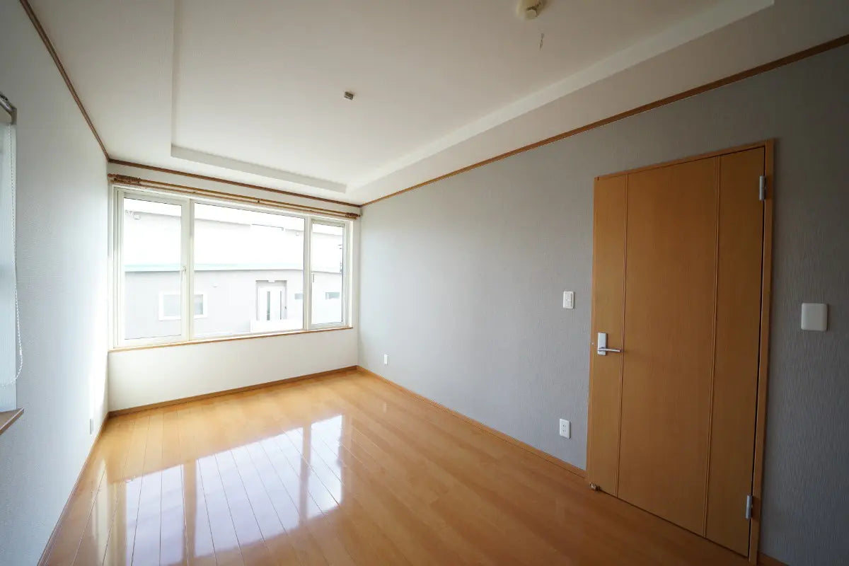 A Detached House Renovated in September 2024, Featuring a Spacious and Attractive Living Room