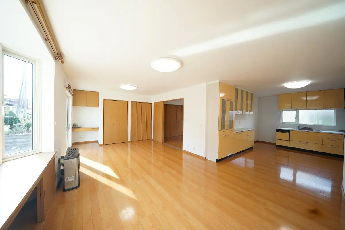 A Detached House Renovated in September 2024, Featuring a Spacious and Attractive Living Room