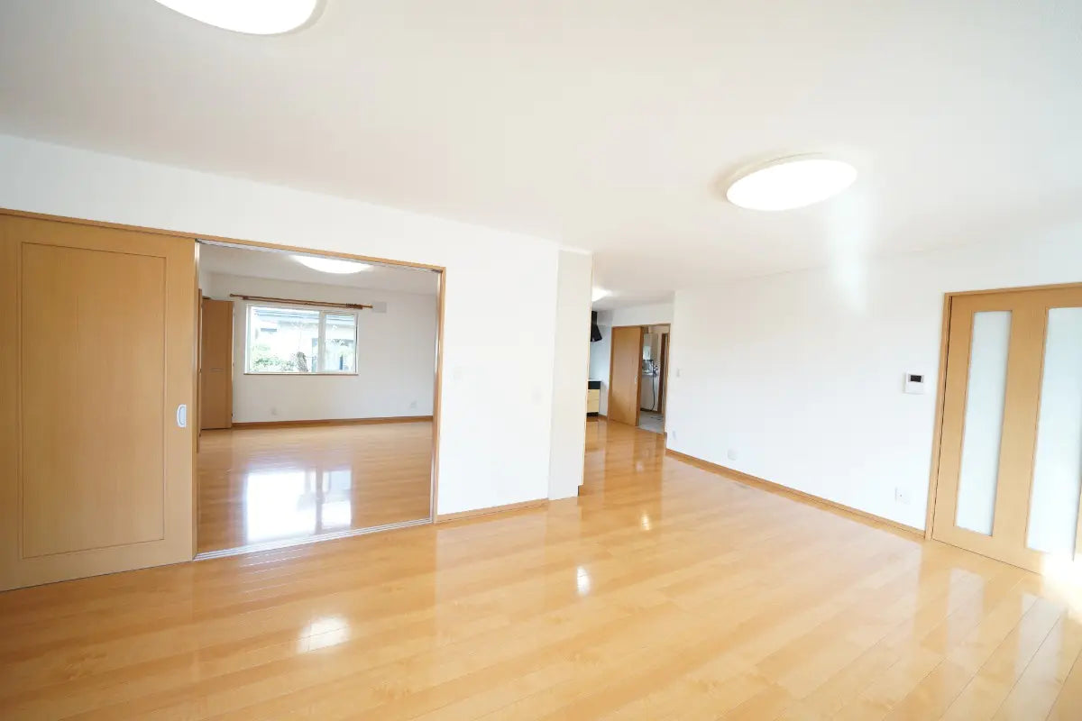 A Detached House Renovated in September 2024, Featuring a Spacious and Attractive Living Room