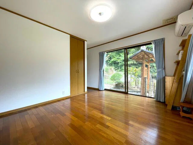 Traditional Japanese Home with Expansive Garden in Fukuoka