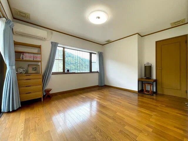 Traditional Japanese Home with Expansive Garden in Fukuoka