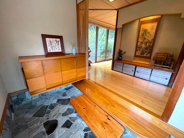 Traditional Japanese Home with Expansive Garden in Fukuoka